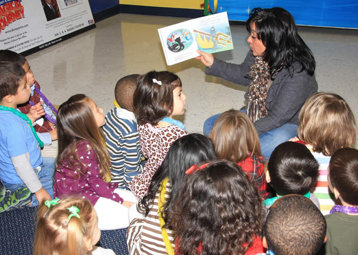 Linda Mangano reads to children