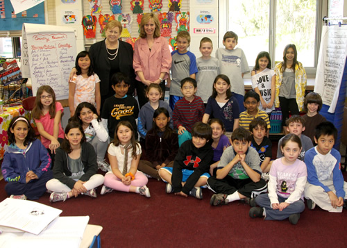 Legislator Jacobs Reads to Robbins Lane Students