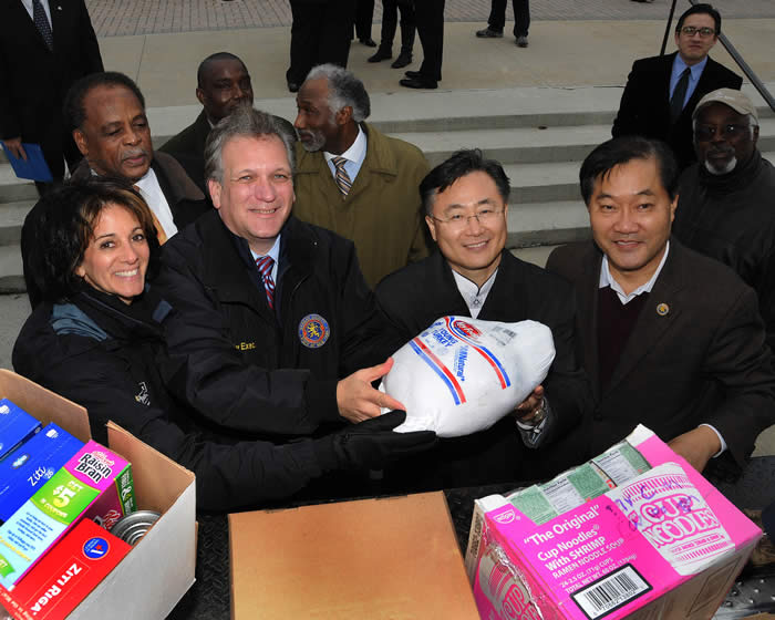 Mangano joins hunger relief organizations to assist those in need this thanksgiving